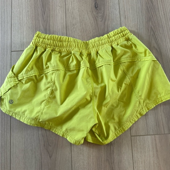 Lululemon Shake & Break Short in Split Pea - Picture 4 of 7